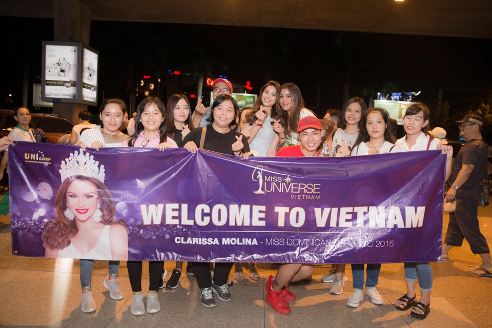 Hoa hậu Hoàn vũ Dominican sang Việt Nam động viên Phạm Hương sau biến cố - 7 Sự nhiệt tình của khán giả Việt Nam khiến Clarissa vô cùng bất ngờ và cảm động. Sau đó, cô cùng Phạm Hương di chuyển về khách sạn nghỉ ngơi để chuẩn bị cho những hoạt động tiếp theo của lịch trình.
