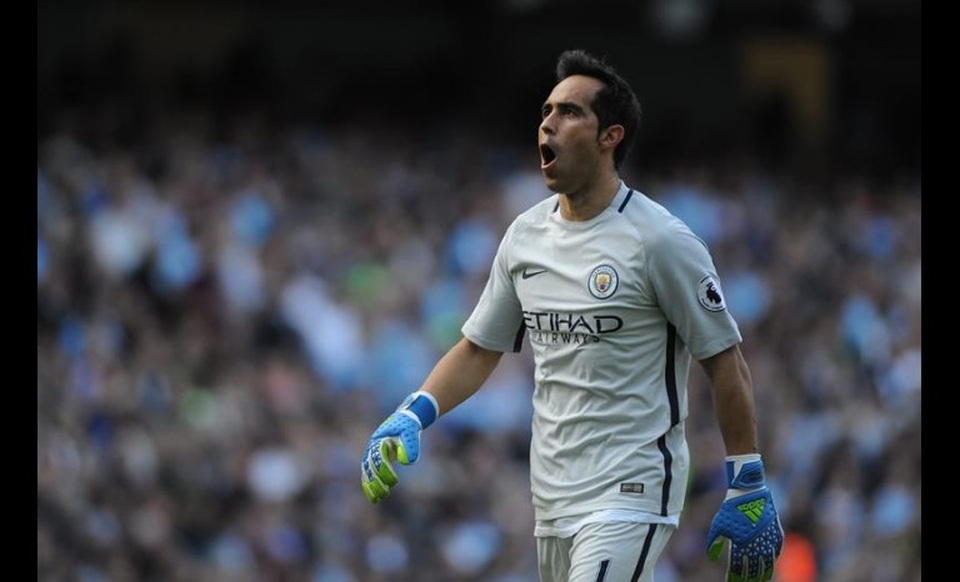 Ngay khi tới Man City, HLV Pep Guardiola đã gạch tên Joe Hart và mang về Bravo với mức phí 17 triệu bảng. Tuy nhiên, mùa này, thủ thành người Chile đã trở thành nỗi thất vọng lớn, khi liên tục mắc sai lầm. Bên cạnh đó, tài năng của người gác đền này cũng bị nghi ngờ. Còn nhớ, ở trận đấu với Everton, Bravo đã để thủng lưới trong cả 4 cú sút trúng khung thành của đối thủ.