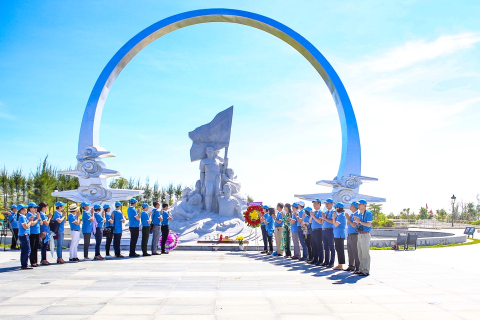 Trung thu rộn rã tiếng cười nơi Quân cảng Cam Ranh - 3
Câu lạc bộ Tuổi trẻ vì biển đảo quê hương đặt vòng hoa tưởng niệm 64 liệt sĩ Gạc Ma.