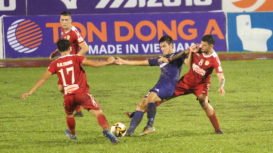 Đội bóng của Công Vinh chia điểm đáng tiếc với B.Bình Dương trên sân nhà - 1 Các cầu thủ CLB TPHCM không thể vượt qua B.Bình Dương (ảnh: Trọng Vũ)