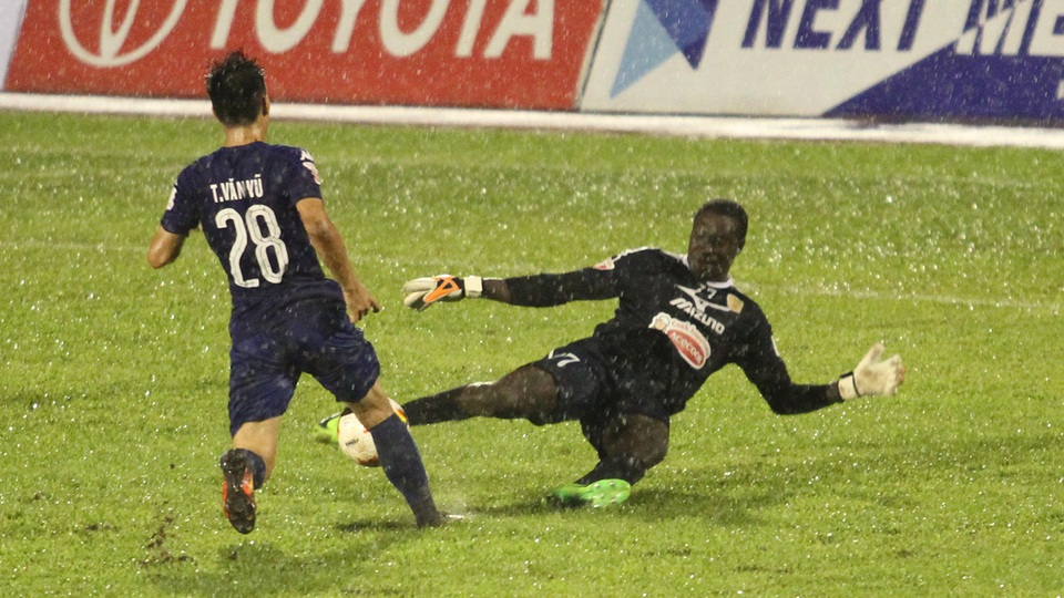 Đội bóng của Công Vinh chia điểm đáng tiếc với B.Bình Dương trên sân nhà - 2 Tình huống dẫn đến quả phạt đền cho B.Bình Dương ở phút bù giờ của hiệp 1 (ảnh: Trọng Vũ)