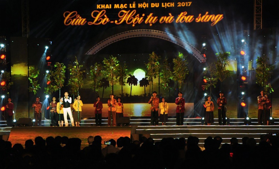 Chủ tịch nước Trần Đại Quang đánh trống khai hội du lịch Cửa Lò 2017 - 4 Làn điệu Ví, Giặm quen thuộc trong đời sống của người dân xứ Nghệ tạo điểm nhấn cho chương trình. Ca khúc Điệu Ví, Giặm là em được thể hiện bởi ca sĩ Đăng Thuật và Trần Trang.