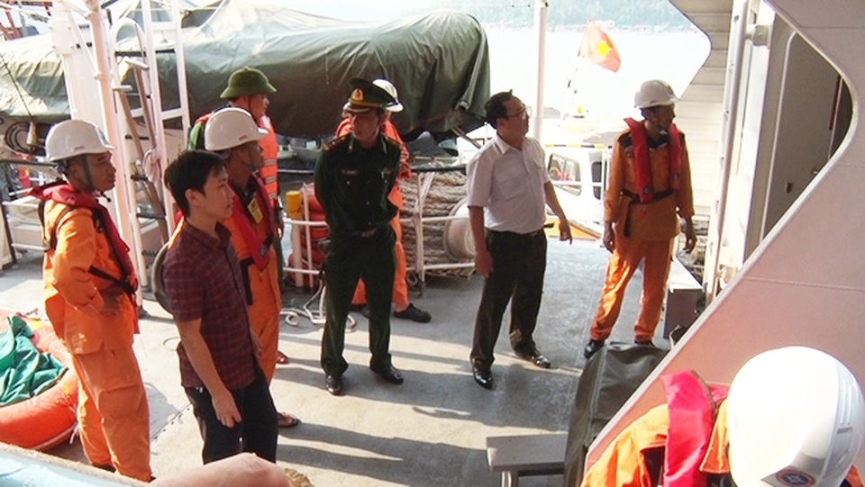 Tàu 5.000 tấn chìm ở biển Cửa Lò, 12 người được cứu thoát - 1 Ngay khi nhận được tin báo, lực lượng Bộ đội biên phòng, Đồn Biên phòng Cảng Cửa Lò - Bến Thủy, Bộ đội biên phòng Nghệ An phối hợp với Cảng vụ Hàng hải Cửa Lò và các lực lượng chức năng tổ chức tìm kiếm, cứu hộ.