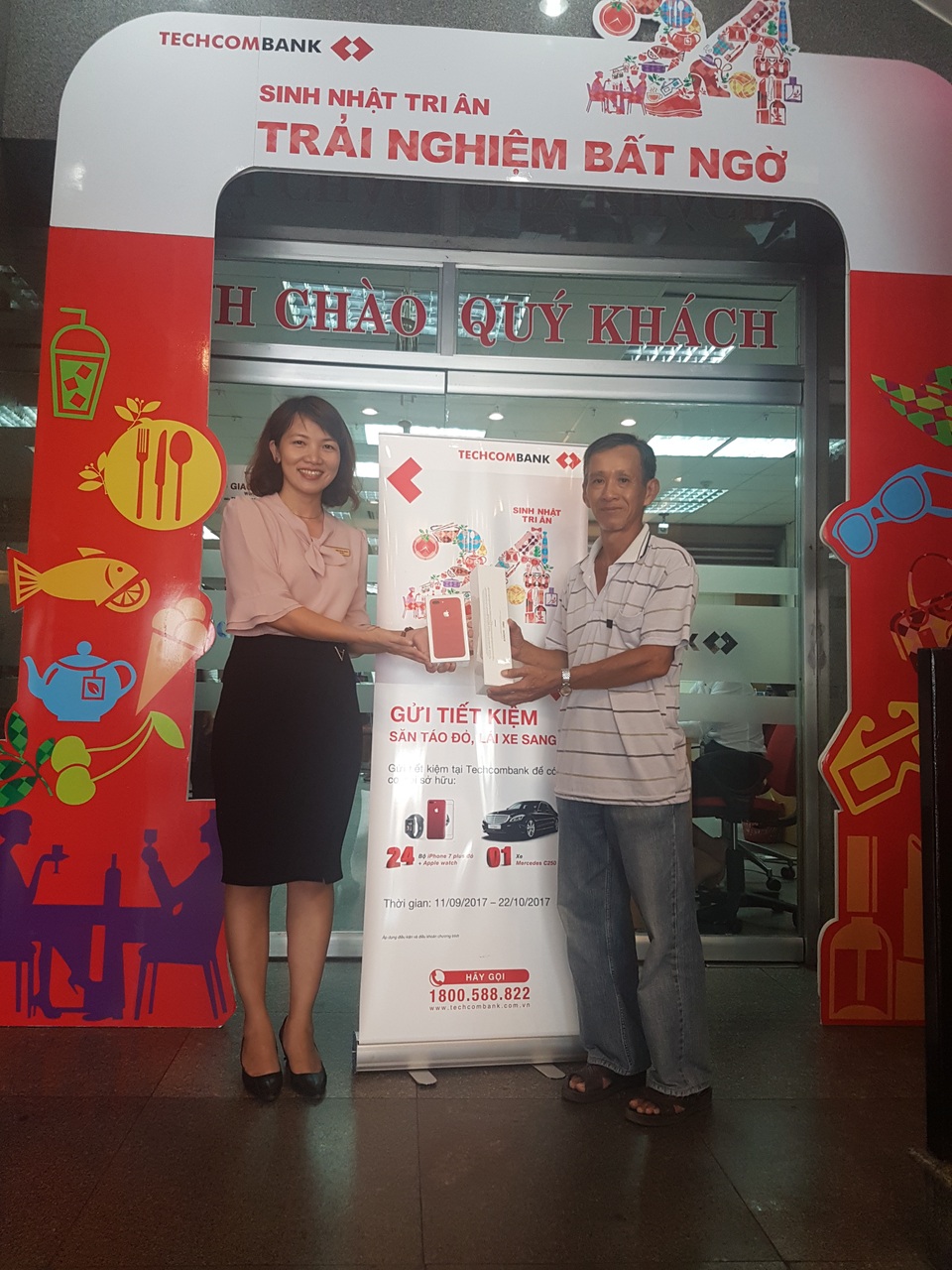 Techcombank chúc mừng các khách hàng “Gửi tiết kiệm săn táo đỏ, lái xe sang” - 1 Techcombank chúc mừng các khách hàng “Gửi tiết kiệm săn táo đỏ, lái xe sang” - 1