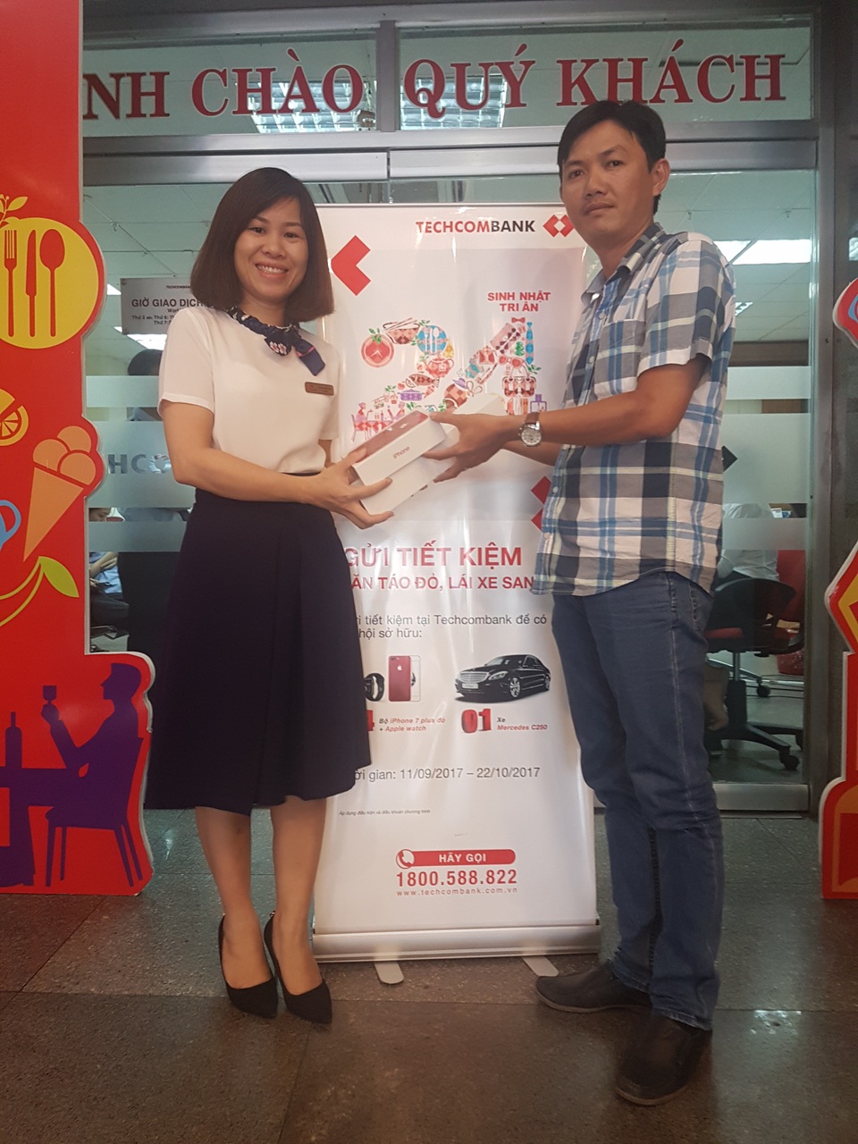 Techcombank chúc mừng các khách hàng “Gửi tiết kiệm săn táo đỏ, lái xe sang” - 2 Techcombank chúc mừng các khách hàng “Gửi tiết kiệm săn táo đỏ, lái xe sang” - 2