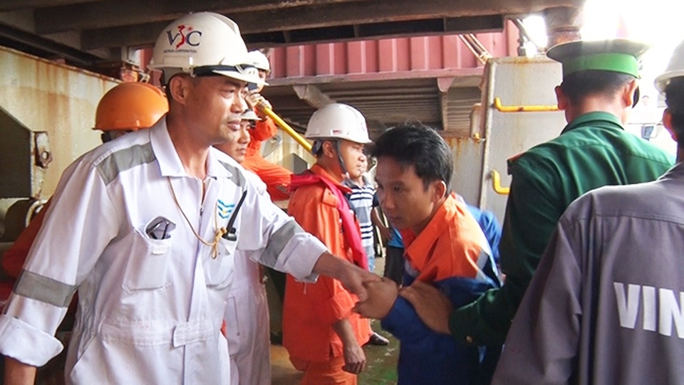 Tàu 5.000 tấn chìm ở biển Cửa Lò, 12 người được cứu thoát - 2 Đưa các thuyền viên lên tàu an toàn.