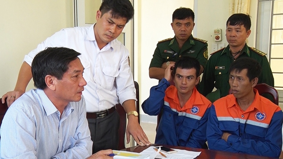 Tàu 5.000 tấn chìm ở biển Cửa Lò, 12 người được cứu thoát - 3 Đại diện Cảng Hàng Hải Việt Nam, Cảng vụ Nghệ An và bộ đội biên phòng Nghệ An thăm hỏi tình hình sức khỏe của các thuyền viên trên tàu gặp nạn.