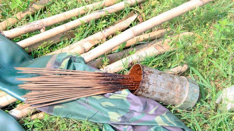 
Bẫy là những thanh tre được dính đầy nhựa. Những thẻ nhựa này có thể chịu được mọi kiểu thời tiết nắng, mưa.
