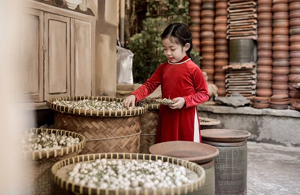 Bé Bẹt rất thích mặc áo dài và cảm thấy thú vị khi được khám phá không gian dân dã.