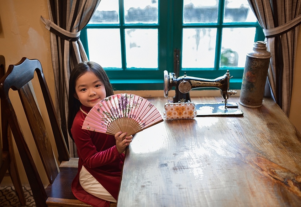 Ý tưởng của bộ ảnh lấy cảm hứng từ bộ phim Cô Ba Sài Gòn. Bộ phim này còn chưa ra mắt nhưng nó đã được quảng bá rộng rãi, với chủ đề tôn vinh vẻ đẹp tà áo dài truyền thống.