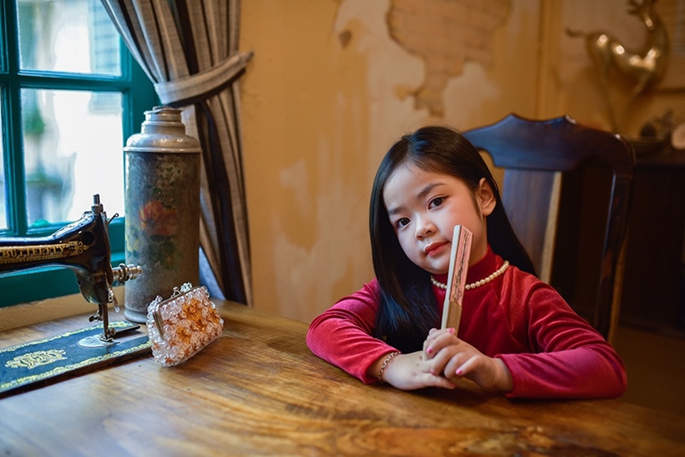 Hồng Ngọc thích vẽ tranh và thích được làm người mẫu để bố mẹ chụp ảnh.