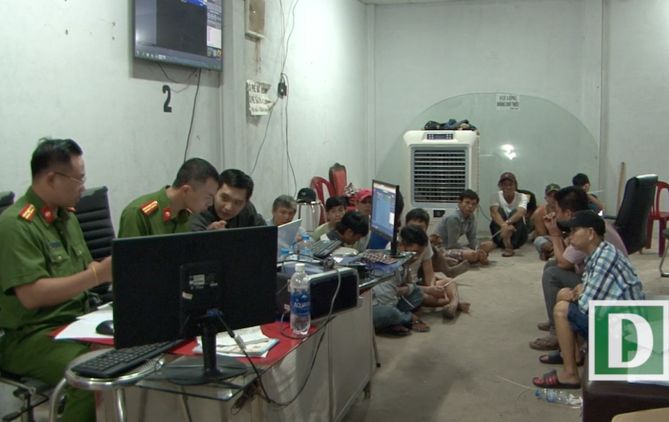 Gần 100 cảnh sát “đột kích” tổ hợp cờ bạc ẩn mình sau căn biệt thự - 1 Công an ập vào kiểm tra tổ hợp cờ bạc khủng