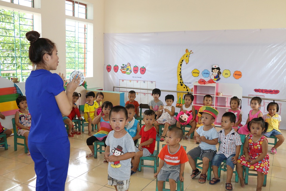Có nên hỏi “cô giáo có đánh con không?” - 1 Các cháu mầm non tại Nghệ An trong một giờ học.