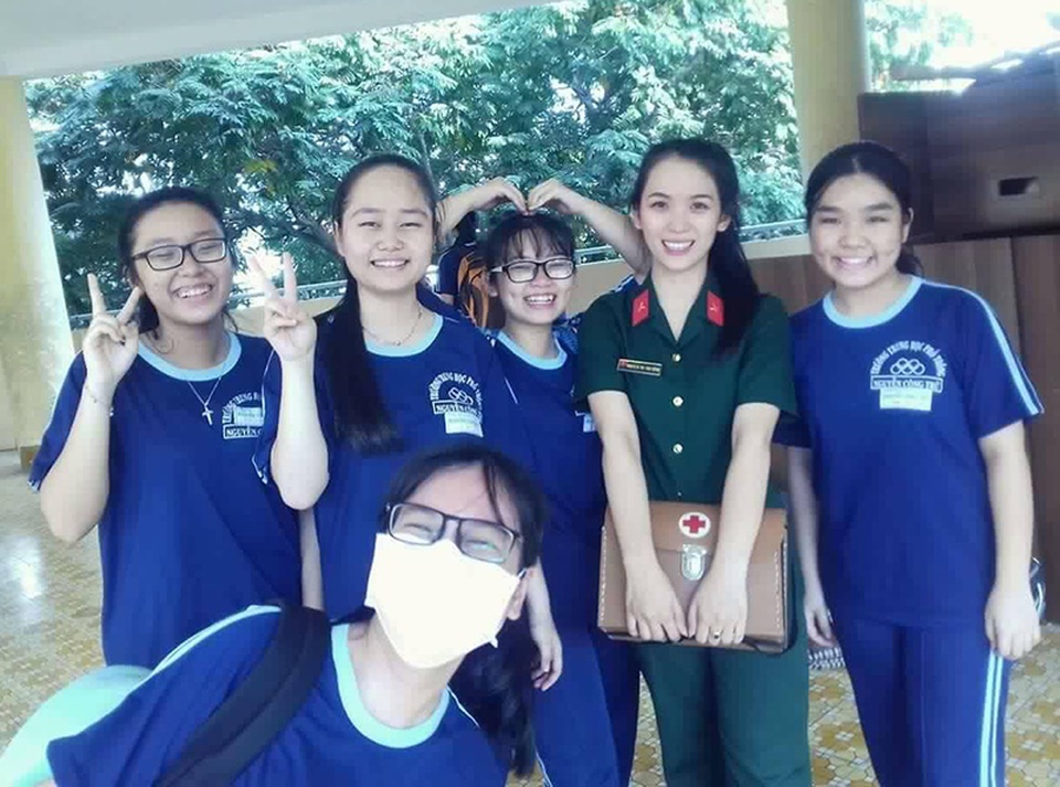 Cô giáo Quốc phòng xinh và vui tính thế này, học sinh nào chẳng "mê" - 2 Học sinh quý mến cô giáo 9x vừa xinh đẹp lại vừa vui tính, gần gũi