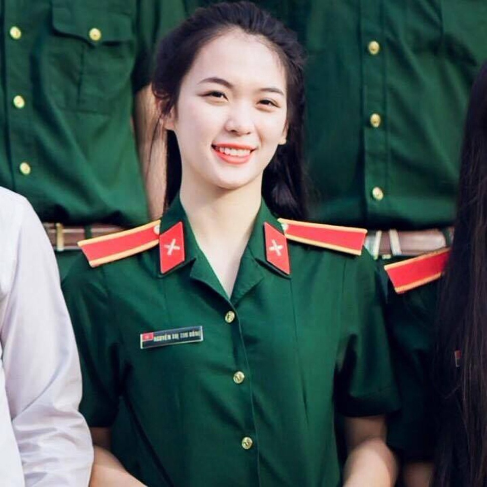 Cô giáo Quốc phòng xinh và vui tính thế này, học sinh nào chẳng "mê" - 1 Cô giáo môn Giáo dục quốc phòng Nguyễn Thị Thu Hồng