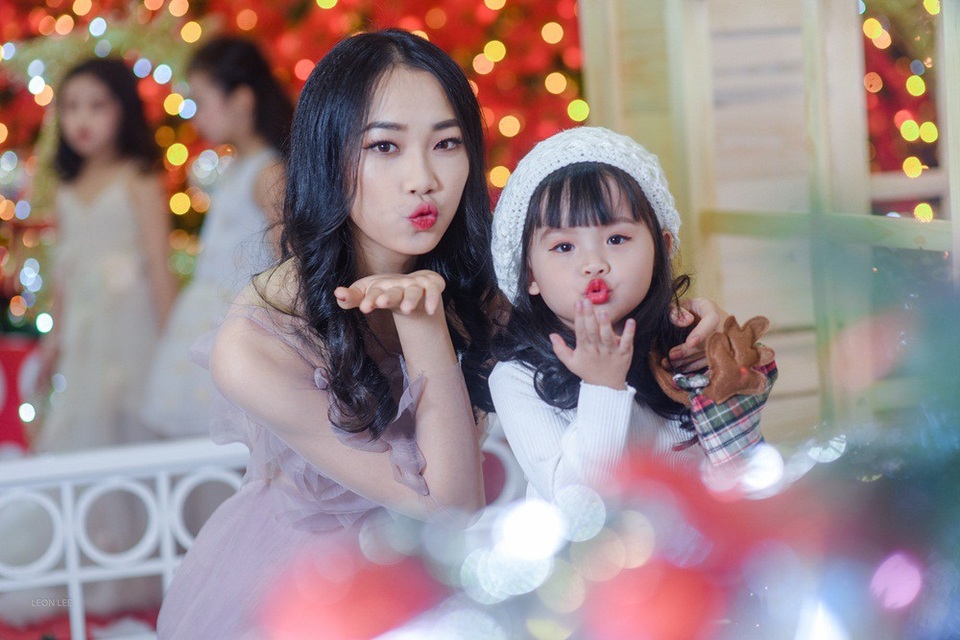 “Tan chảy” với bộ ảnh Giáng sinh của các "siêu mẫu nhí" - 1
Mới đây, Hoa hậu Nhân ái (thuộc khuôn khổ Hoa hậu Việt Nam 2016) Thủy Tiên cùng 22 mẫu nhí đã ghi lại những hình ảnh dễ thương và ấm áp để chào đón mùa Giáng sinh an lành với những món quà ngộ nghĩnh mà ông già Noel mang tới tặng các bạn nhỏ.