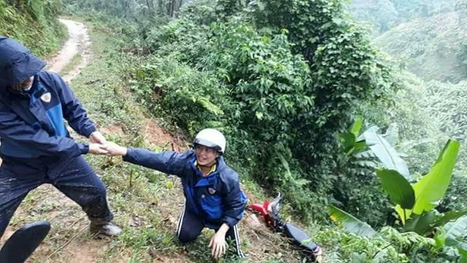 “Thót tim” cung đường mùa tựu trường của thầy cô giáo vùng cao - 12 Đường núi mùa mưa bên cạnh vực sâu, một cô giáo và chiếc xe máy bị trượt ngã (Ảnh: Bảo Trân)