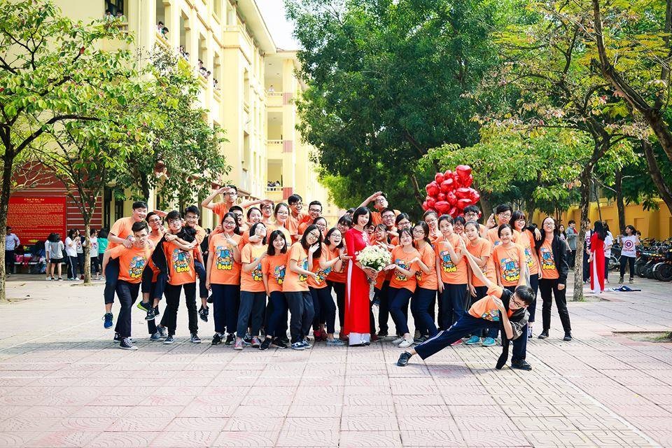 Nữ giáo viên tiếng Anh “đỡ đầu” cho nhiều giải vàng - 2 Cô giáo Hoàng Lan luôn ý thức, với học sinh thì sự động viên kịp thời rất quan trọng. Các em đang lớn nên rất cần được người lớn nhìn nhận mỗi khi có tiến bộ, dù là nhỏ.
