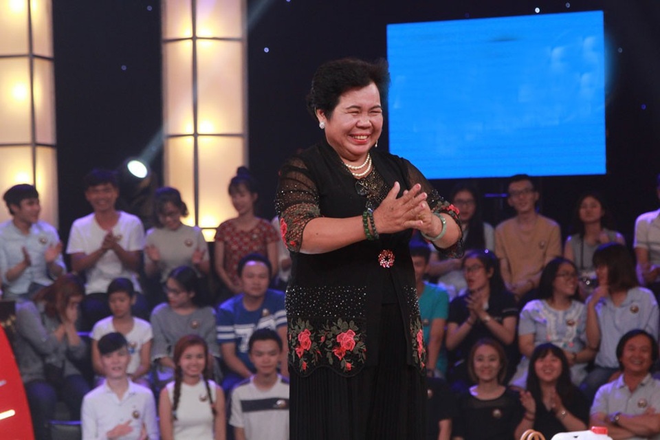 Cô bán chè chọc cười Trấn Thành “ẵm” 100 triệu - 1 Thí sinh Kim Dung làm nghề bán chè ở Củ Chi thu hút sự chú ý của mọi người khi bước lên sân khấu khi giới thiệu bản thân và chào khán giả bằng Cải lương.