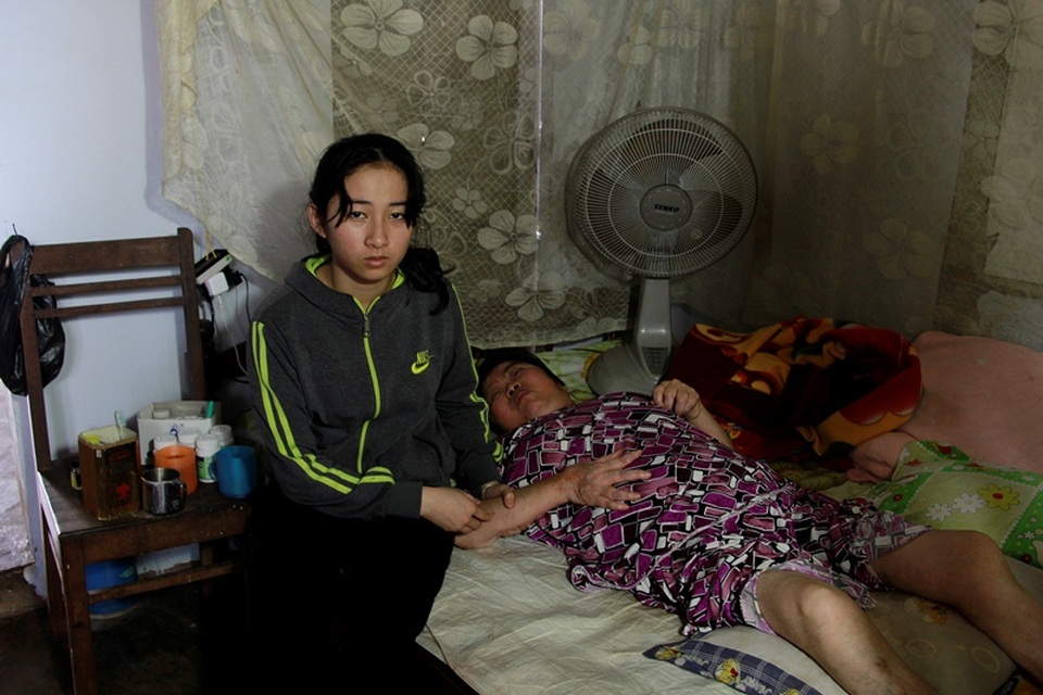 "Mẹ không được chết, mẹ ơi !..." - 4
Em Đan cầu mong mẹ mình được cứu chữa