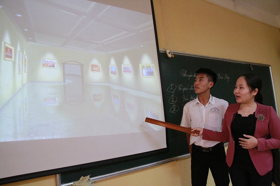 Cô giáo dạy Lịch sử bằng bảo tàng ảo 3D khiến học sinh thích mê - 1 Cô Nguyễn Thu Quyên, giáo viên môn Lịch sử trường THPT Chuyên Nguyễn Trãi (Hải Dương) hướng dẫn học sinh tham quan bảo tàng ảo.