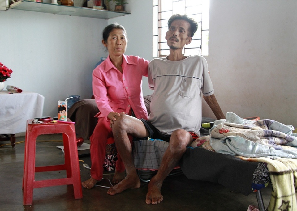 Nỗi đau người mẹ 4 lần chịu tang con - 2
Chồng cô Nha đã bị ung thư gan giai đoạn cuối