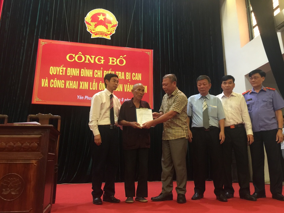 Cụ ông hai lần bị kết án tử hình oan mong ngóng tiền bồi thường từng ngày - 2
Đại diện Liên ngành Tư pháp Trung ương trao quyết định đình chỉ điều tra bị can cho cụ Thêm tại buổi xin lỗi công khai