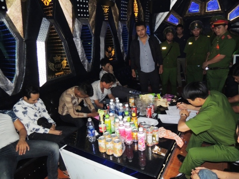 Kiểm tra hành chính quán Karaoke, phát hiện 10 đối tượng sử dụng ma túy - 1 Lực lượng Công an lập biên bản các đối tượng (ảnh: Công an Hà Nam)