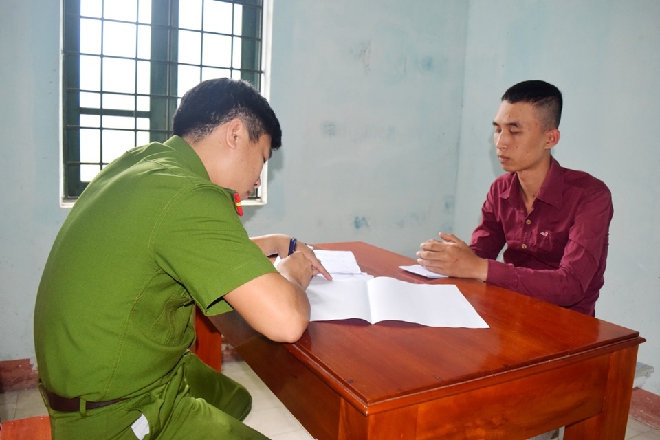 Cơ quan điều tra lấy lấy lời khai Lê Văn Huy (áo đỏ)