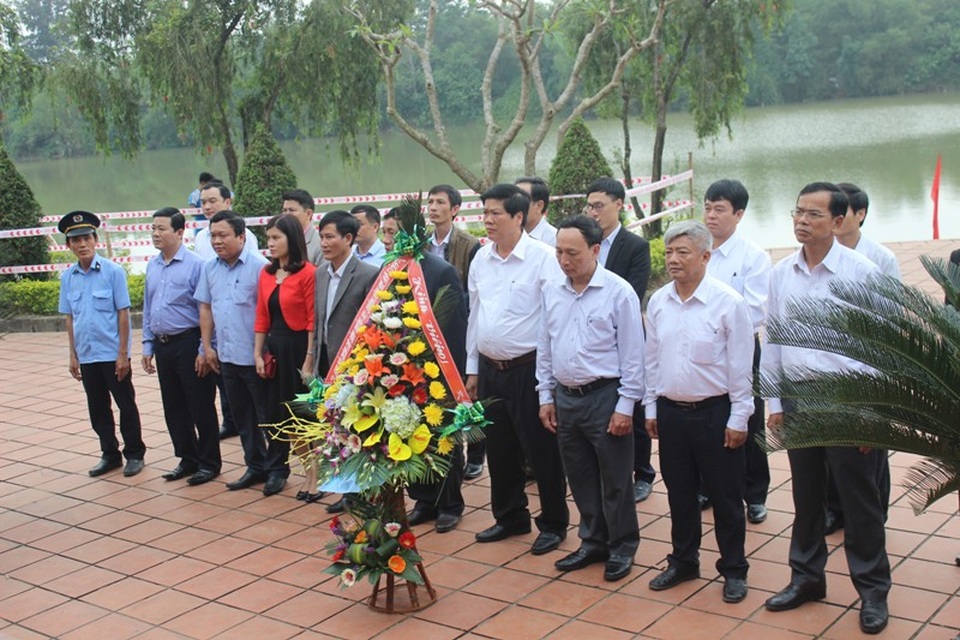 Tổng Bí thư Lê Duẩn - người luôn trăn trở với sự phát triển của quê hương - 5
Đoàn công tác của Ban Nội chính các tỉnh miền Trung dâng hương tri ân Tổng Bí thư Lê Duẩn.