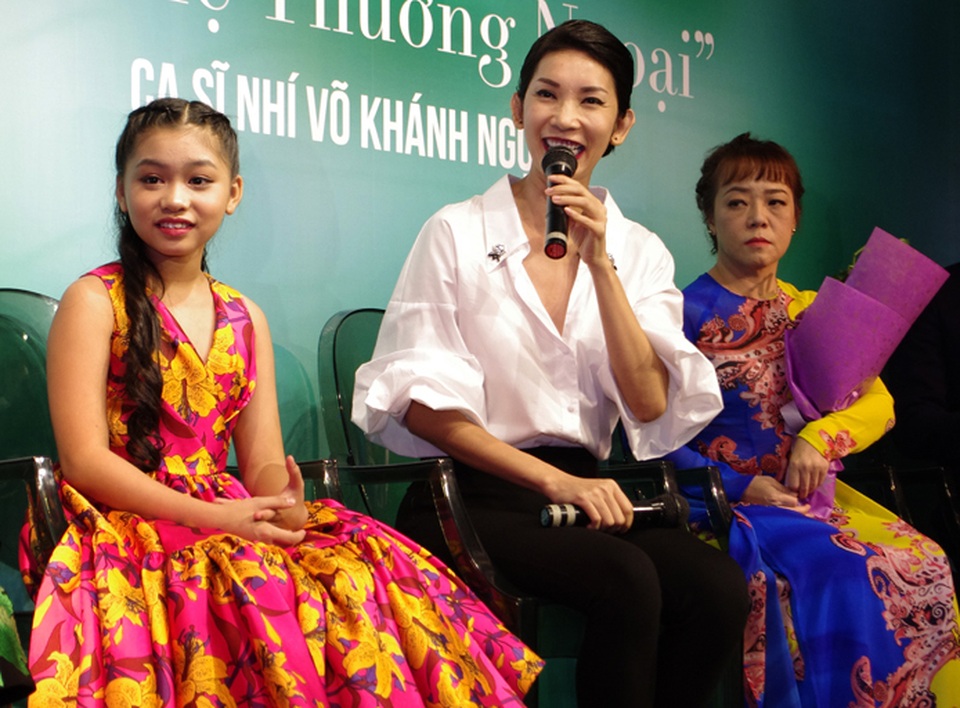 Cô Út Phương Mỹ Chi không muốn nhắc đến chuyện cháu gái - 1 Chia sẻ về sự hợp tác bất ngờ này, Siêu mẫu Xuân Lan cho biết: “Khi ngỏ lời mời chị Phương Quế Như tham gia góp giọng cùng Khánh Ngọc, chị đã không ngần ngại gật đầu đồng ý và nói với Xuân Lan một câu rằng: “Chỉ cần cô bé thích hát dòng nhạc dân ca đó, thì chị sẽ dạy hết lòng mà không tính chi phí hay công lao gì hết. Miễn làm sao con hát thiệt là hay là cô vui rồi.” Chính điều đó khiến tôi vô cùng cảm kích và xúc động.”