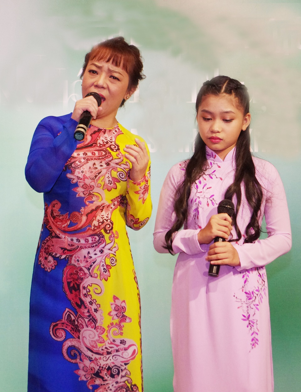 Cô Út Phương Mỹ Chi không muốn nhắc đến chuyện cháu gái - 4 Trong chương trình cô Phương Quế Mai còn thể hiện chất giọng ngọt lịm của mình cùng bé Khánh Ngọc trong 2 ca khúc cả hai đã thu âm và cho ra mắt trong album lần này.