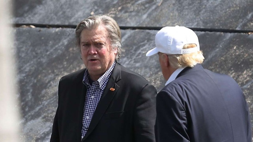 Bị sa thải, cố vấn hàng đầu vẫn "tuyên chiến" vì Tổng thống Trump - 1
Cựu chiến lược gia trưởng Nhà Trắng Steve Bannon (Ảnh: AFP)
