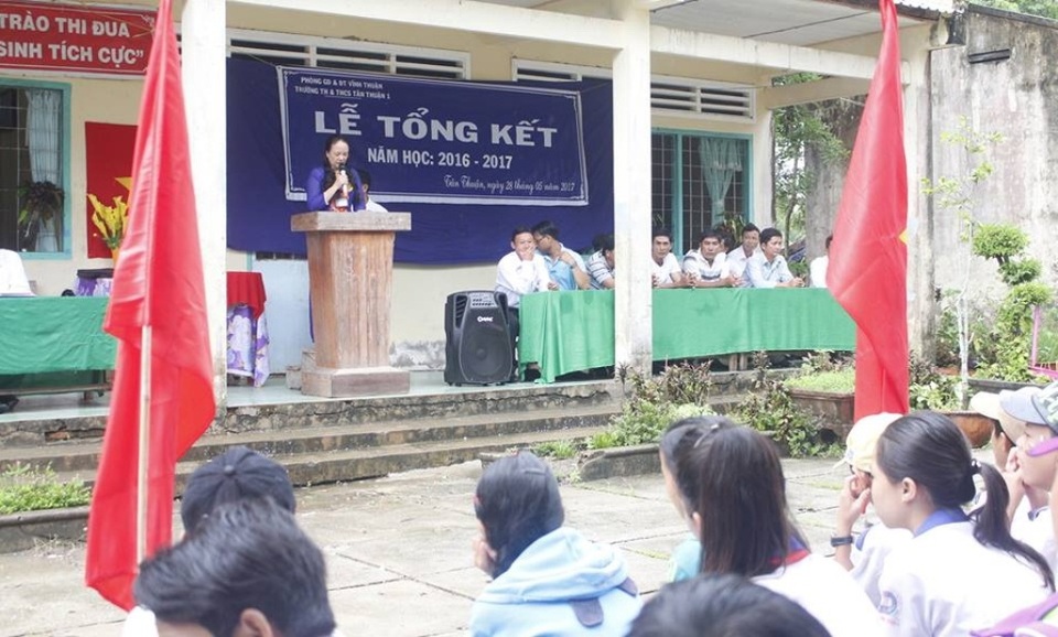 Vì đâu hàng trăm học sinh không được nhận thưởng? - 1
Quang cảnh lễ Tổng kết năm học 2016-2017 của trường tiểu học và THCS Tân Thuận 1
