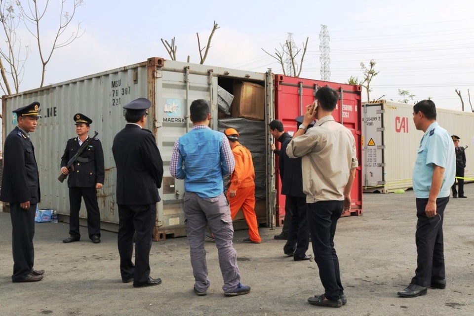Phát hiện 1 container chứa tiền chất ma tuý cực độc bị bỏ quên ở Cảng - 1
Cơ quan chức năng tiến hành mở container chứa lá khát bị bỏ quên ( ảnh Trường Giang)