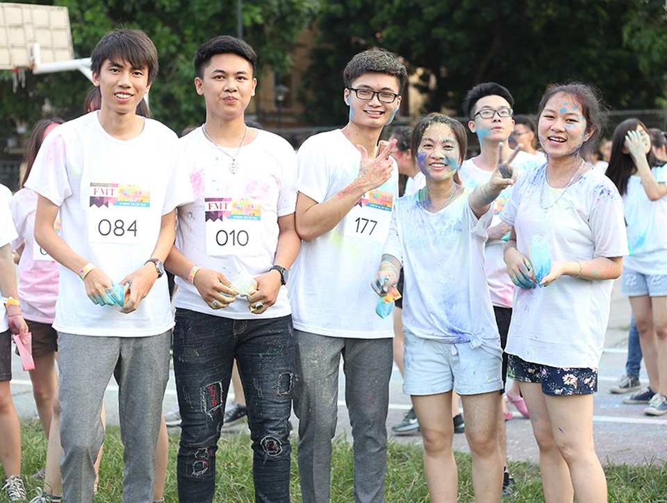 Sinh viên ĐH Hà Nội xả stress với đường chạy bột màu - 10 Sinh viên ĐH Hà Nội xả stress với đường chạy bột màu - 10