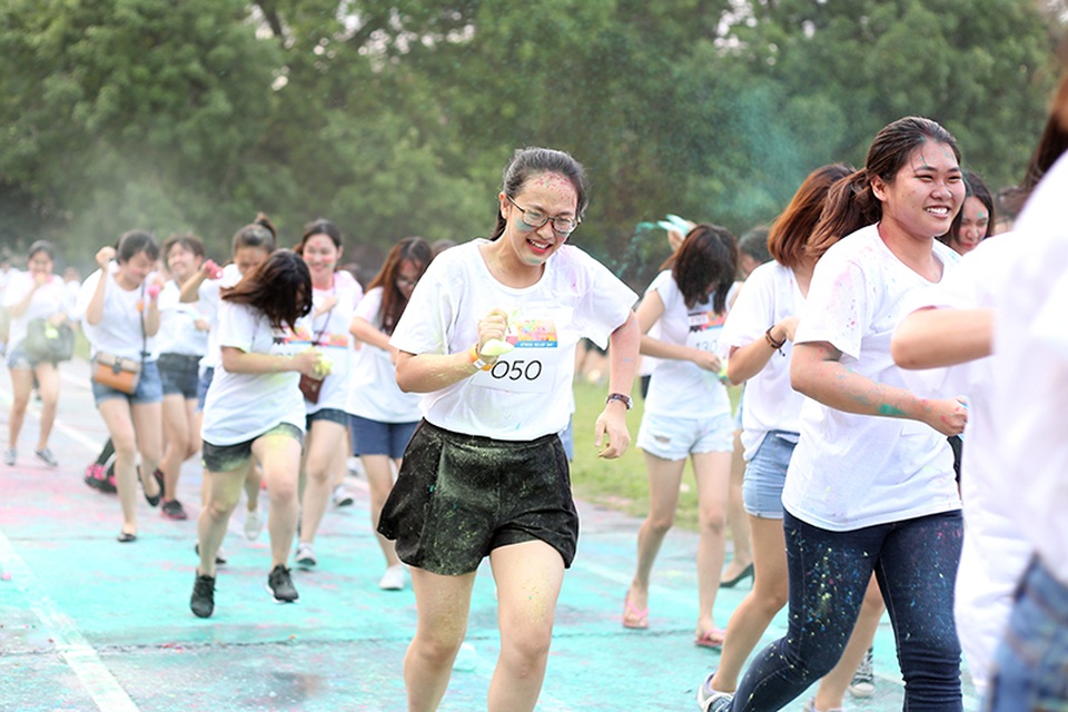 Sinh viên ĐH Hà Nội xả stress với đường chạy bột màu - 2 
Đến với đường chạy sắc màu, hầu hết các bạn trẻ lựa chọn trang phục áo phông trắng để bột màu trở nên nổi bật