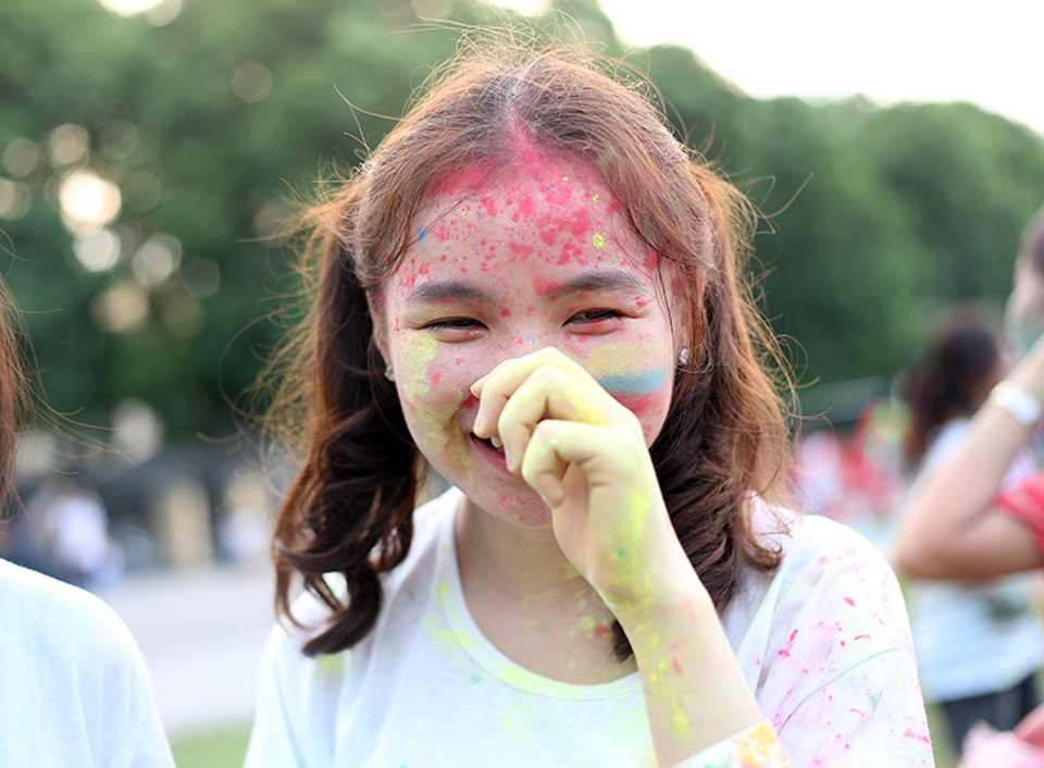 Sinh viên ĐH Hà Nội xả stress với đường chạy bột màu - 4 
Khi kết thúc đường chạy, ai ai cũng biến thành “cầu vồng di động”