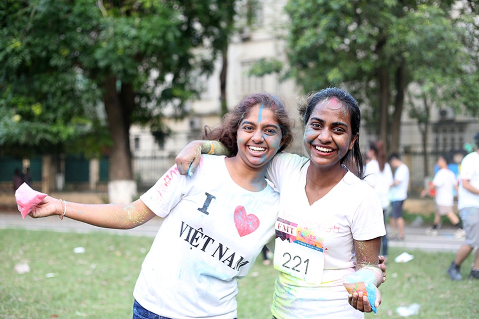 Sinh viên ĐH Hà Nội xả stress với đường chạy bột màu - 6 
Những du học sinh tại Đại học Hà Nội cũng hào hứng không kém những bạn trẻ Việt Nam