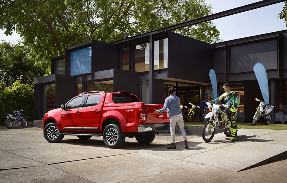 Những kinh nghiệm đi đường an toàn trong dịp Tết - 1
Có kế hoạch từ trước: Việc liên tục đọc chỉ dẫn hoặc điều chỉnh thiết bị GPS có thể gây ra những tình huống nguy hiểm khi lái xe; vì vậy, bạn hãy lên kế hoạch cho quãng đường đi của mình từ trước. Lý tưởng nhất là bạn có thể sử dụng Apple Car Play với chức năng Siri Eyes Free để đảm bảo luôn được kết nối mà không phải rời mắt khỏi con đường phía trước.