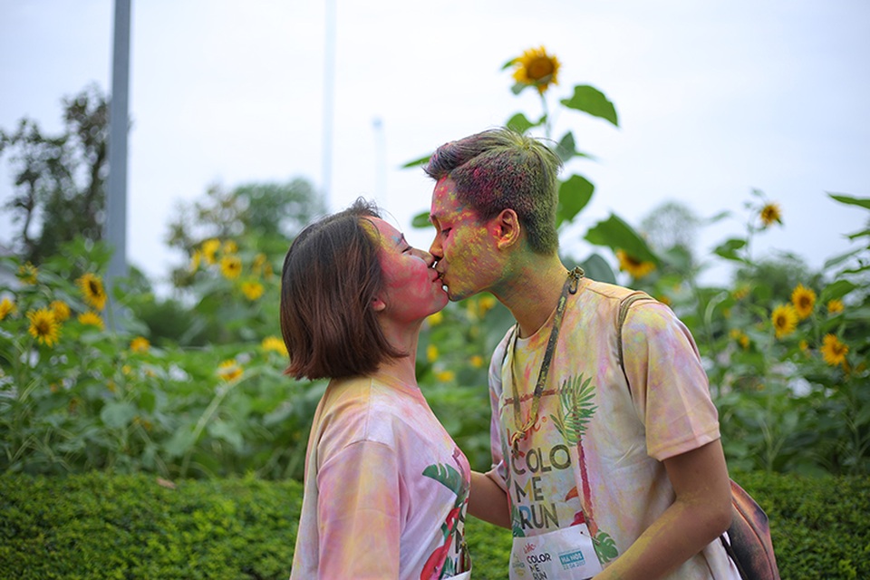 Những nụ hôn “sắc màu” của bạn trẻ Hà thành - 3
Những cặp đôi đã có một buổi chiều cuối tuần tràn ngập niềm vui và sự lãng mạn