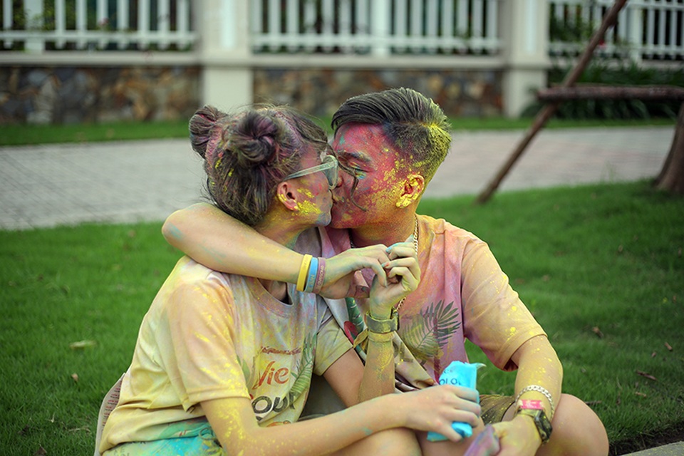 Những nụ hôn “sắc màu” của bạn trẻ Hà thành - 4 Những nụ hôn “sắc màu” của bạn trẻ Hà thành - 4