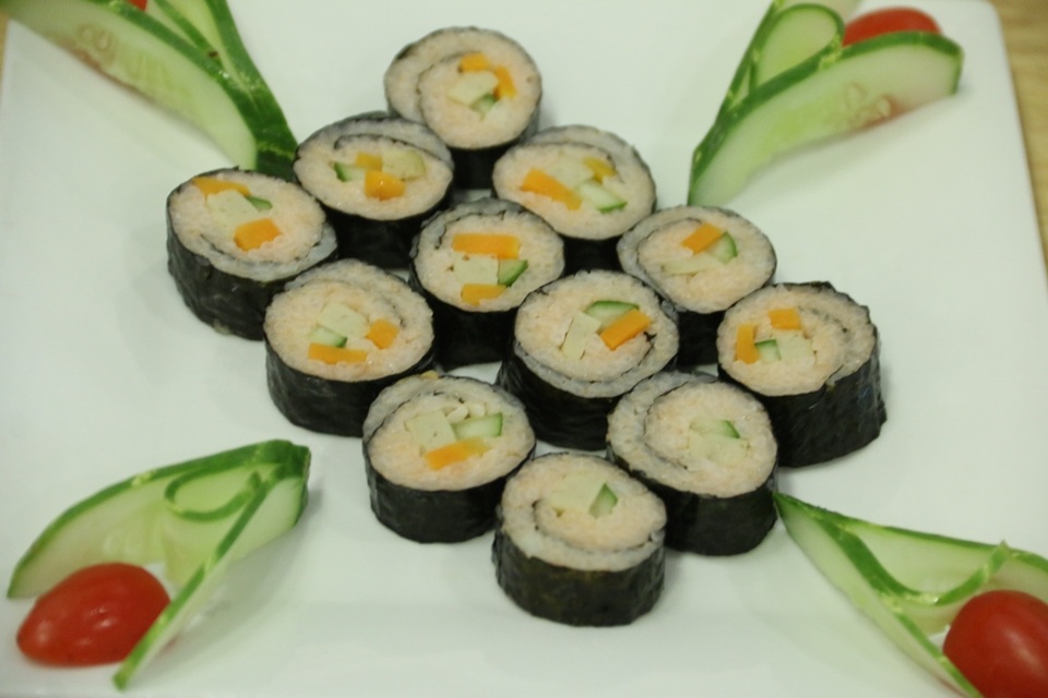 Kimbap chay là món ăn lạ miệng và hấp dẫn, đem đến sự tươi mới cho người thưởng thức.