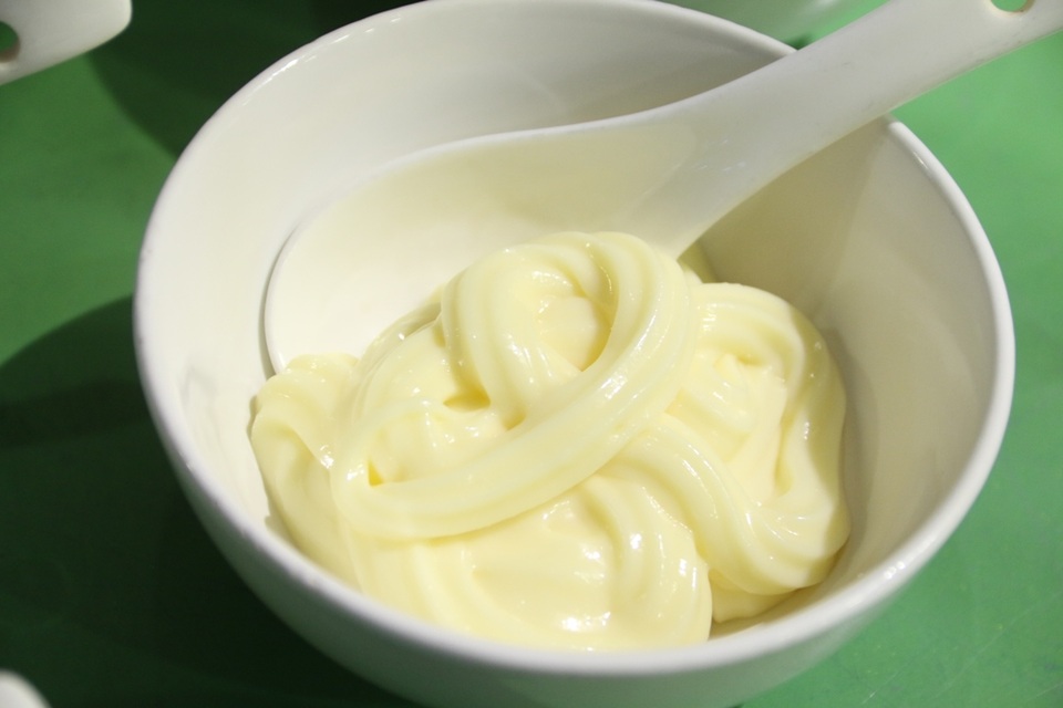 Sốt mayonaise có thể đươc sử dụng để chấm kimbap.