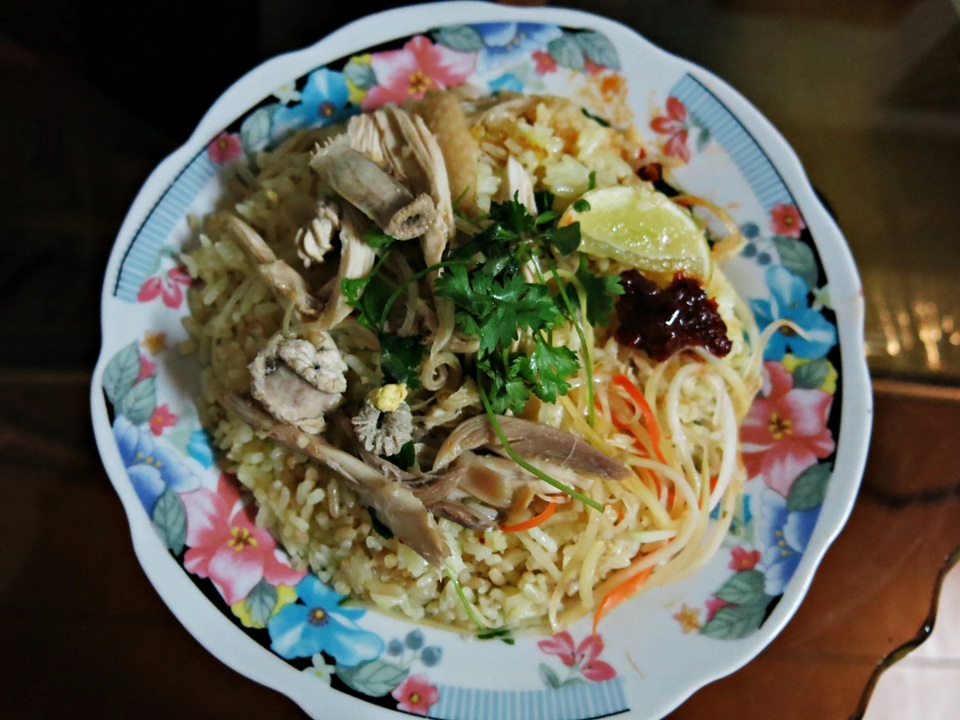 Những món ngon không nên bỏ qua khi đến Hội An - 2 Cơm gà phố Hội