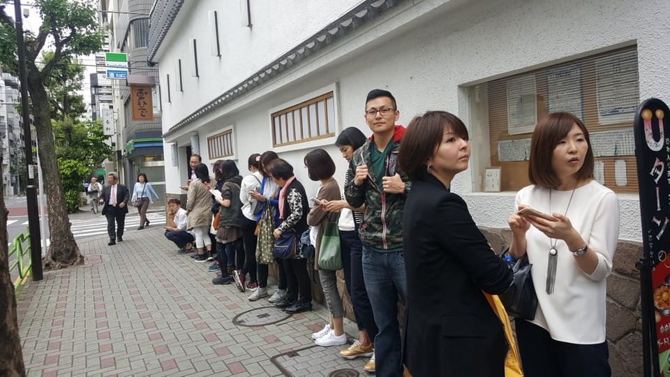 Có gì bên trong quán cơm gà khách xếp hàng dài mỗi ngày? - 6 Không quản ngại mưa nắng, du khách vẫn xếp hàng dài đứng đợi để thưởng thức