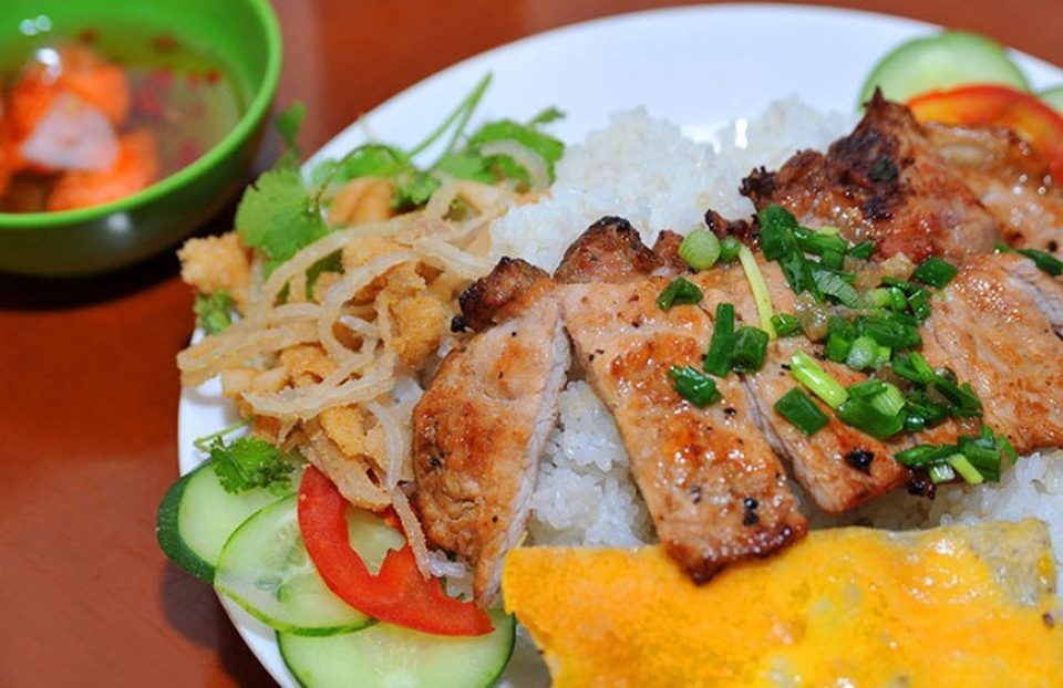 8 món cơm nức tiếng của người Việt - 7 Cơm tấm là món ăn không thể thiếu với người Sài Gòn.