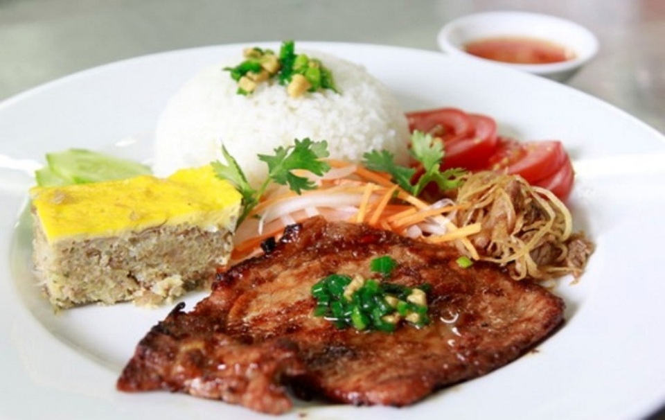 Thưởng thức món sà bì chưởng trứ danh đất Sài Gòn - 1 Theo chân người dân từ miệt thôn quê lên thành thị, cơm tấm có mặt trong hầu hết bữa ăn của giới bình dân. Từ chỗ là món điểm tâm, cơm tấm được dùng nhiều trong các bữa ăn chính.