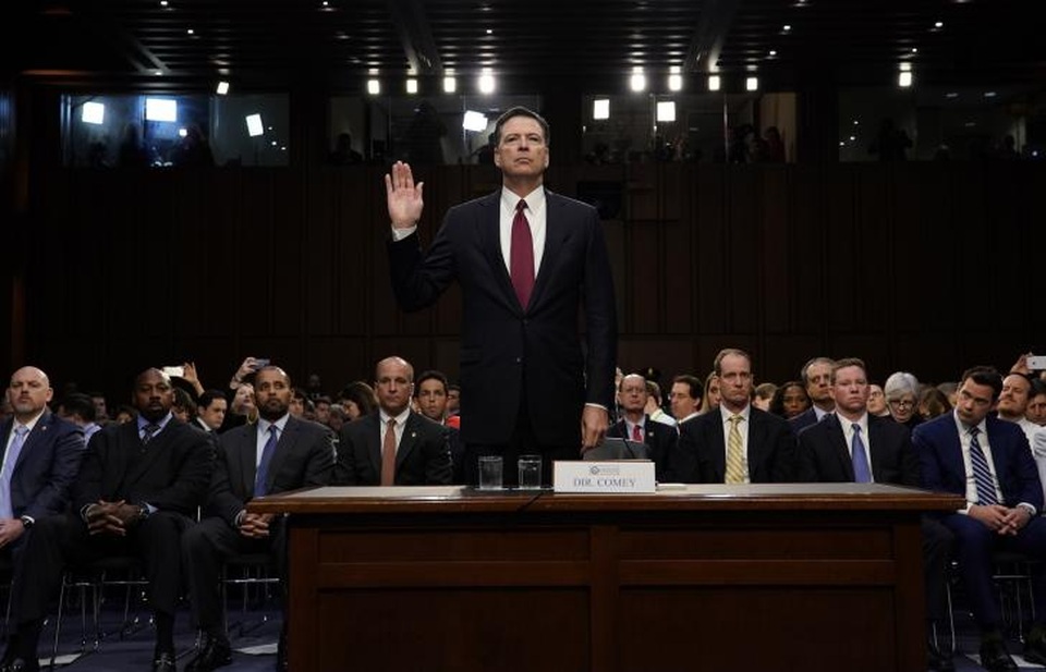 Cựu Giám đốc FBI nghi ngờ Nhà Trắng nói dối - 7
Cựu Giám đốc FBI James Comey giơ tay tuyên thệ trước khi bắt đầu phiên điều trần trước Ủy ban Tình báo Thượng viện Mỹ tại trụ sở quốc hội ngày 8/6 (Ảnh: Reuters)