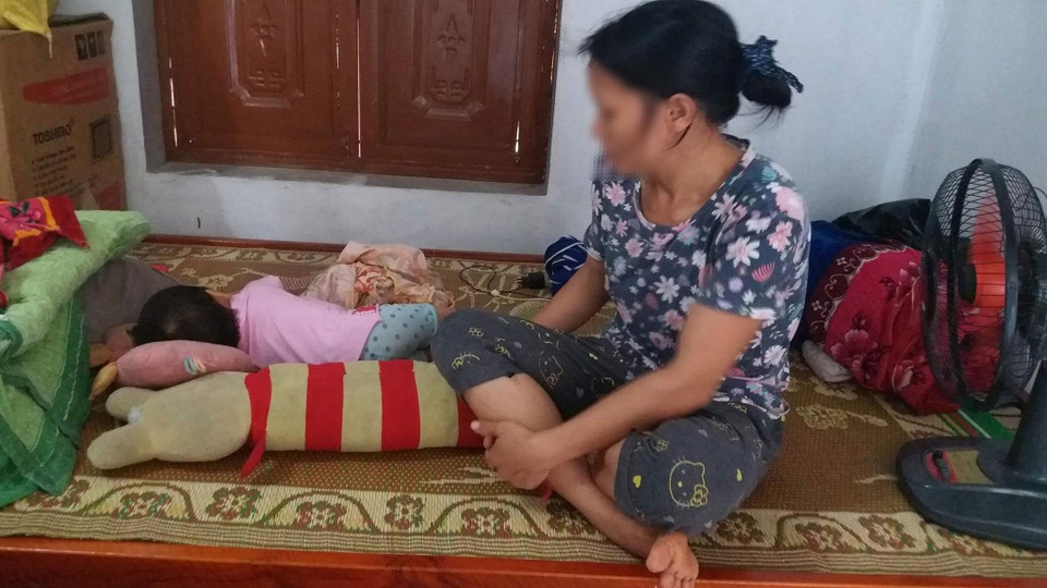Công an Quảng Ninh nói về vụ bé gái 15 tháng tuổi bị ông già 81 xâm hại - 1
Người mẹ này chưa một đêm nào ngủ ngon giấc kể từ khi con gái chị bị gã hàng xóm giở trò đồi bại.